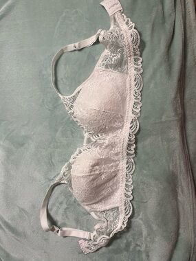 Bali White Lace Underwire Bra with Scalloped Trim